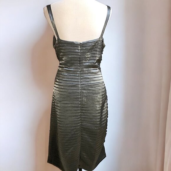R & M Richards Metallic Gray Midi Sleveless Ruched Accordian Style Dress Size 14 - Picture 4 of 10